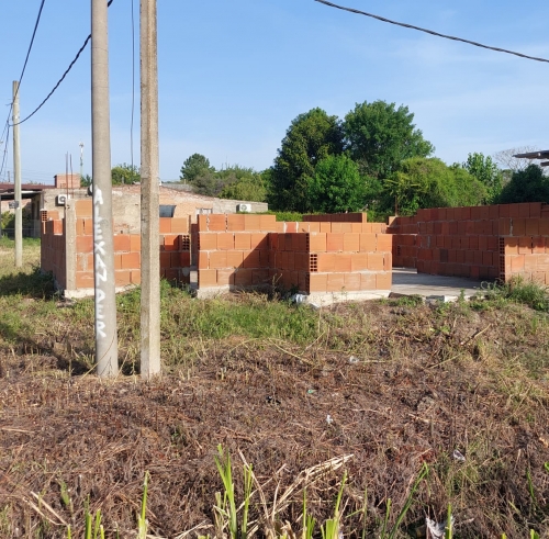 Terreno con cimientos etc