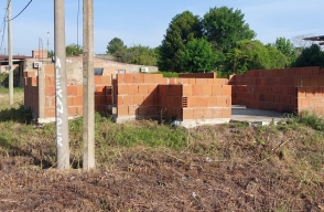 Terreno con cimientos etc